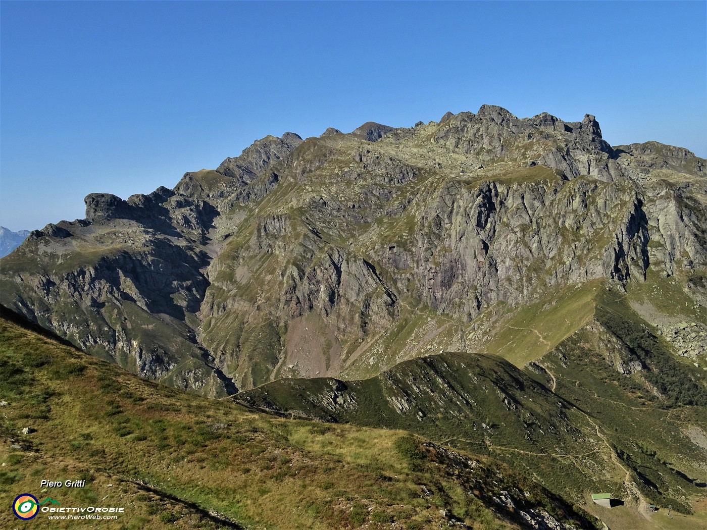 38 Vista sul Passo di Salmurano e verso il Rif. Benigni e i suoi monti.JPG